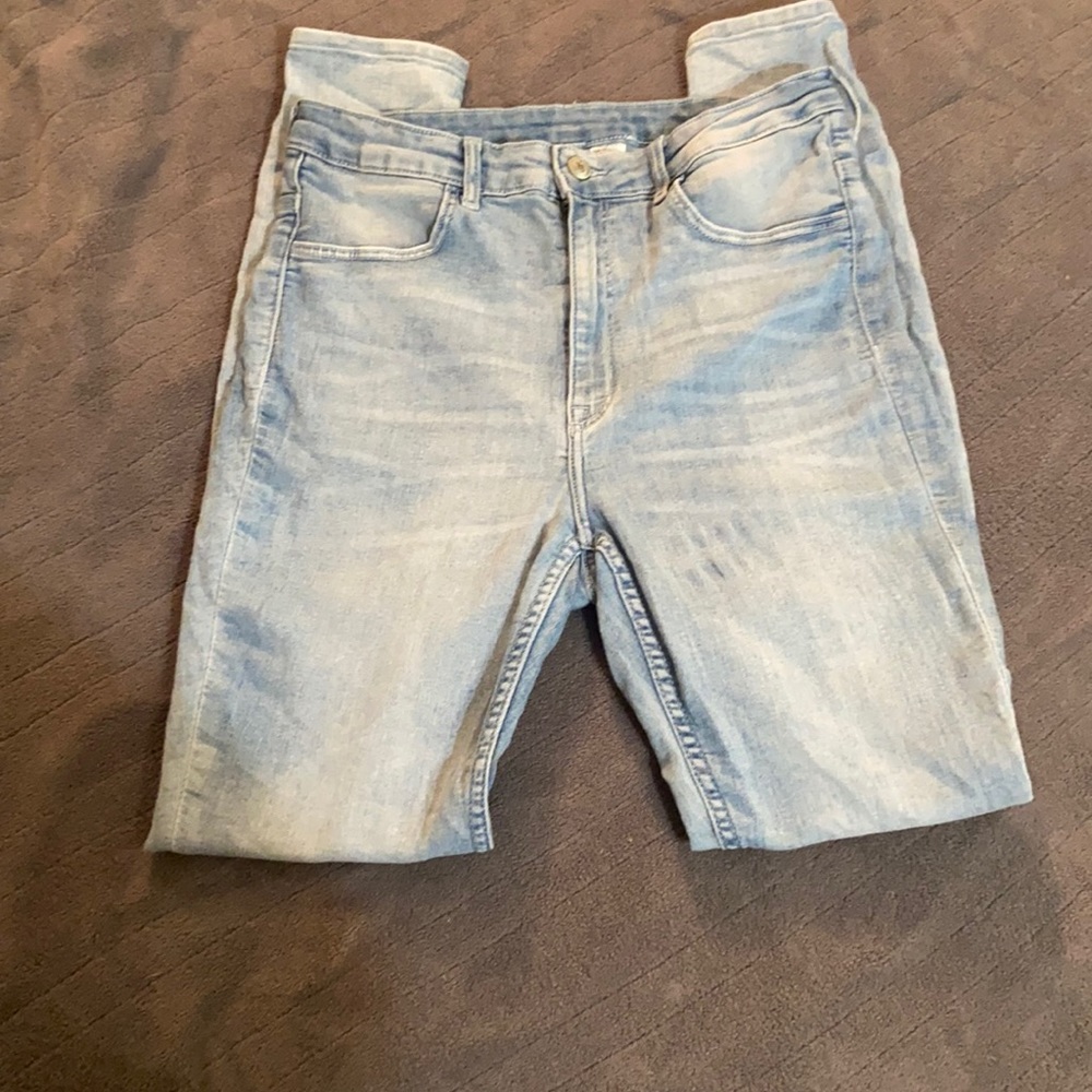 DIVIDED JEANS. LIGHT WASHED. NO DISTRESS